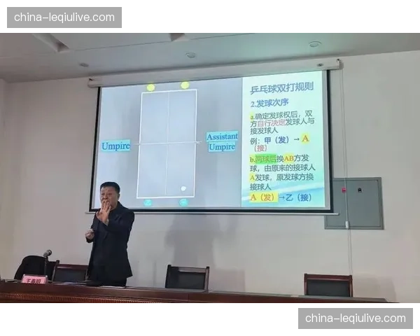 乒乓球裁判员培训班开班，年轻裁判学习视频回放系统操作规范